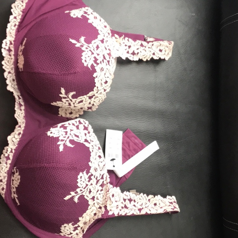 Intimissimi lace trimmed bra plum or grape color